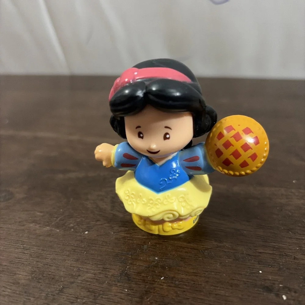 Fisher Price Little People Disney Princess Snow White W/ Pie Figure 2016 Mattel